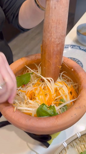Pour mon invité Khmer, j’ai préparé une salade de papaye avec le condiment fétiche cambodgien, le prohok ! Le prahok est une pâte à base de poisson salé, fermenté et concassé. Confectionné à l’origine pour conserver le poisson durant les mois où celui-ci était rare, il est employé maintenant comme condiment dans la cuisine cambodgienne. #saladepapaye #Prahok #khmerfoods #khmercooking | KonkhmerParis