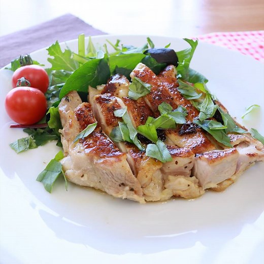 簡単なのにお店みたい！鶏もも肉のレモンバジルソテー 作り方・レシピ | クラシル