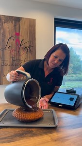 Glaçage parfait, panna cotta ultra lisse, lemon curd juste à tomber, sabayon onctueux… 🍋🍫 Le secret, c’est la précision. Avec le Thermomix, la température reste stable au degré près, jamais de surcuisson, jamais de texture gâchée. Une fois les 50 °C atteints, le chocolat ne brûle pas, ne fige pas, et garde tout son goût. Avouez… qui n’a jamais fait brûler son chocolat pour une dame blanche ? 😅 Avec le Thermomix, il reste toujours fluide, brillant et juste parfait. Le sabayon monte sans graine