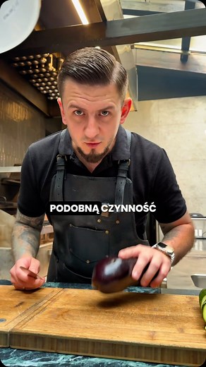 Już prościej nie da się zrobić warzyw z grilla! ❤️🤯 Piękno i smak tkwi w prostocie! Wczoraj pokazaliśmy w jak bajecznie prosty sposób, można przygotować salsę do grillowanych mięs, owoców morza, ryb oraz do grillowanych warzyw! A dzisiaj pokazujemy jak zrobić warzywa z grilla! Twoja lista zakupów będzie bardzo prosta - Trzy kolory papryki - Cukinia - Bakłażan - Cebula Wszystko czyścimy, kroimy i wrzucamy na grilla! Kilka minut, aby nabrały koloru i łączymy z naszą wcześniej przygotowaną salsą ❤