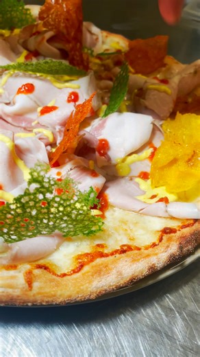 A Carnevale ogni scherzo vale... ma sulla pizza non si scherza mica! 🎭🍕 Eccola qui, la nostra COLOMBINA. Non è una pizza, è un'esplosione di colori e sapori pensata per farti vivere la festa di carnevale direttamente al tavolo. Abbiamo preso il meglio del territorio e lo abbiamo vestito in maschera: - La nostra base Polesanissimo Croc (leggera e croccantissima) - Morbida porchetta saporita - Salsa di peperoni e maionese alla cipolla per un carattere deciso E per finire... i nostri coralli croc