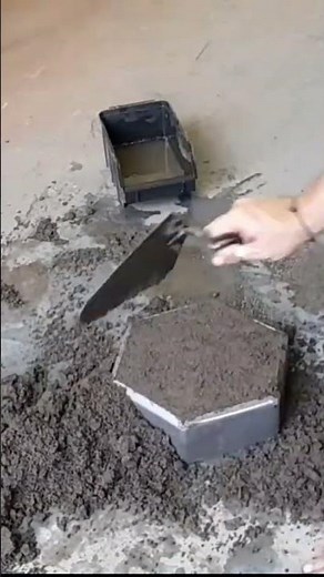 Fazendo bloquete sextavado com areia, cimento e terra #pavers #construção