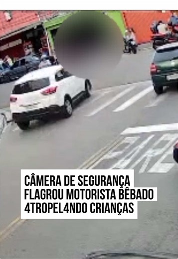 A #câmeradesegurança de um estabelecimento vizinho flagrou o momento em que o #motorista de uma SUV Hyundai Creta perde o controle do veículo e 4tr0p4la dois irmãos em Diadema, na Região Metropolitana de #SãoPaulo. O caso aconteceu nesta sexta-feira (3/4), e as #crianças m0rr3r4m no local. A cena é forte. Nas imagens, é possível ver o momento em que o carro aparece em alta velocidade, passa direto pelo cruzamento e bate na garagem em que estavam Izaias e Sophya, de 6 e 10 anos, respectivamente. 