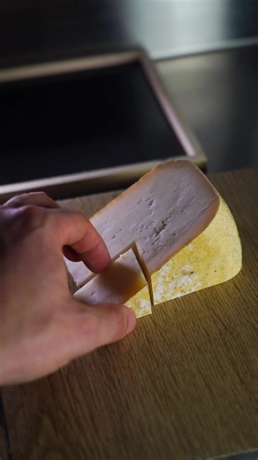 Dressage Plateau Moyen with Queso Tomme de Chèvre de Pays and Fromage Allegro Maxi