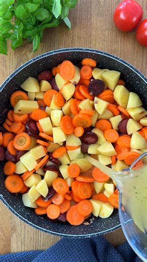 Cabanossi-Eintopf mit Kartoffeln, Möhren & Bohnen 🥣🥕 Zum Rezept 👉 https://www.foodwerk-blog.de/cabanossi-eintopf-mit-kartoffeln-moehren-und-bohnen/ Alle Rezepte findest du auf meinem Blog 🌍 www.foodwerk-blog.de 🎉 Mein erstes Kochbuch ist da! 🎉 📚 80 Lieblingsrezepte – einfach, gelingssicher und voller Geschmack. ✨ Limitiert – nur solange der Vorrat reicht! 🛒 Nur im Online-Shop erhältlich: 👉 www.foodwerk.shop 📖 Hol dir dieses traumhafte Buch direkt nach Hause! | foodwerk.de
