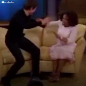 33K views · 40 reactions | Tom Cruise heeft zichzelf live belachelijk gemaakt. En zijn carrière betaalde de prijs. In 2005 haalde de acteur het nieuws door gek te worden in een interview. Het sloeg met zijn vuisten op de vloer, schudde de interviewer heen en weer en sprong op het de bank. Zijn geraaskal kwam hem echter duur te staan. En al snel leerde hij dat alles in Hollywood wordt teruggegeven. | Iconen | Facebook