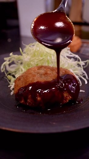 有名洋食店で教わったメンチカツ✨ 【材料】4個分 合挽き肉…..400g 玉ねぎ…..50g キャベツ…..50g 塩…..少々 ブラックペッパー……少々 ケチャップ…..大さじ1 ウスターソース…..大さじ1 揚げ油…..適量 パン粉…..適量 (バッター液) 薄力粉…..50g 牛乳…..50g 卵…..1個 (ソース) ケチャップ…..大さじ3 ウスターソース…..大さじ3 無塩バター…..15g #メンチカツ#レシピ動画 #簡単レシピ