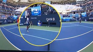 Clamorosa eliminazione di Novak Djokovic agli Us Open: il favorito del torneo è stato infatti squalificato per aver centrato in pieno una giudice di linea con una pallina da tennis. E' accaduto nel corso del match contro lo spagnolo Pablo Carreno-Busta. Al termine di uno scambio Nole ha colpito la palla con la racchetta, senza guardare, forse nel tentativo di consegnarla ai raccattapalle, ma anche per la stizza di aver perso il punto. Fatto sta che ha colpito al collo la giudice, che si è accasc