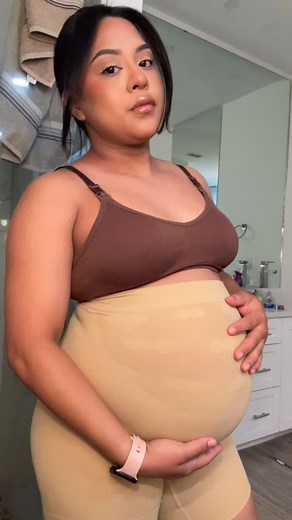 The faja that makes other fajas better! It’s comfortable! Stretchy and above all fits my legs #faja #postpartum #thirdtrimesterlife #mommytobe #bellycare @averoraco | Keepgoingnation