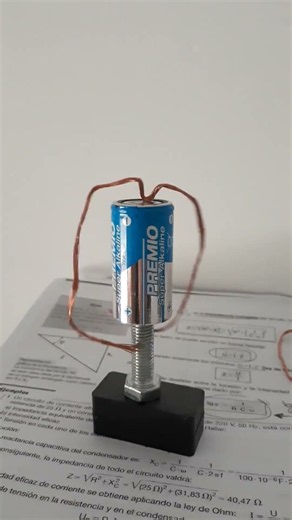 Experimento: Fuerza de Lorentz con una pila y un imán
