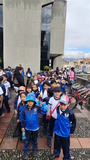✨📚 Aprender también es salir del aula 🚌🏛️ Como Unidad Educativa Jardín del Azuay realizamos una visita técnica al Museo Pumapungo en la ciudad de Cuenca, un espacio lleno de historia, cultura y conocimiento que fortalece el aprendizaje de nuestros estudiantes. 🌎🧠 Creemos firmemente que estas experiencias enriquecen su desarrollo integral, despertando la curiosidad, el pensamiento crítico y el amor por nuestras raíces. 🌱💡 Seguimos buscando nuevas formas de aprendizaje que conecten la educa