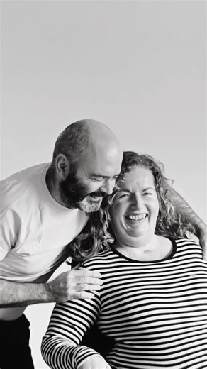 MÁMA NA VOZÍKU | Manželství a mateřství na vozíku on Instagram: "Máma na vozíku, táta a batole. Jak moc to máme jako rodina těžký? S @chlap_pro_dve_holky jsme se rozhodli, že pro vás budeme natáčet tyhle krátký videa, ať k vám máme zase blíž. Máš na nás nějakou otázku? Nebo nějaký nápad k tomu, o čem bychom měli natáčet? Určitě nám napiš! S @chlap_pro_dve_holky se moc těšíme! #laska #rodina #handicap"