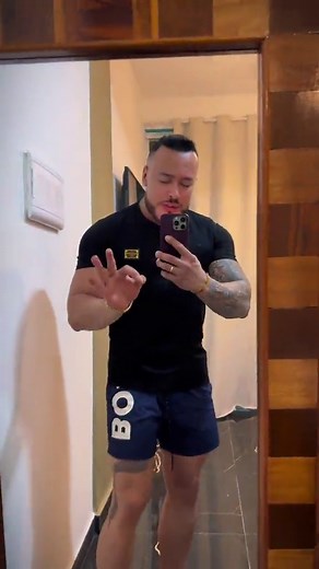 Look de praia masculino para um jantar à beira-mar
