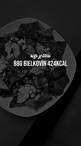 A J L I N Racenbergerová on Instagram: "RECEPTÍK NA SVALIKY: 424kcal 88g bielkovín 🙊✨🤌🏼💪🏼 Ingrediencie 🎀🙊: - Morčacie mleté mäsko (Lidl) 400g O recepte 🌸🐷: Ja som to piekla na 200° cca 30-35 min ale určite to kontroluj nech to nemáš čierne 😂 malo by to byť poohýbané (mal/a by si vidieť, že to je už suché) a hlavne by mala byť vyparená všetka voda. Určite to nechaj vychladnúť úplne do studena a máš na svete čips čo má 88g bielkovín bro 😳🤯🥵 A ešte k tomu môjmu šalátiku ktorý má 110g b