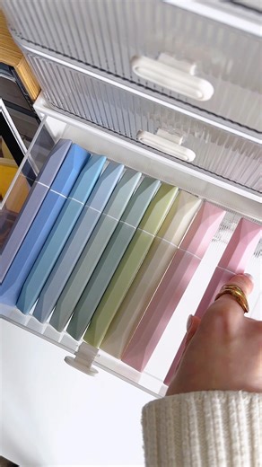 Organizing stationery… I could do this for hours ☺️ #stationery #organizing #desksetup