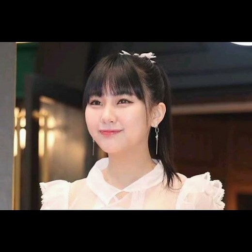 ＜田中美久＞令和のグラビアヴィーナスの“聖夜のきらめき” 赤水着 トナカイ風も 圧巻のスタイル披露