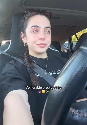 I think it’s important to document that this journey isn’t all shreds & gainz. It’s tears, anxiety and a jam packed schedule that leaves me feeling like I’m not doing enough even tho I’ve never done more. I hate feeling like things are falling between the cracks bc I don’t have the energy leftover to be it all. Anyways,fighting so hard to enjoy this process bc it will be over so soon 🥲 #bodybuilding #bodybuildingprep #prepbrain