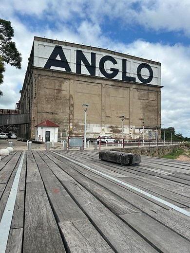 🏭 El frigorífico que alimentó al mundo Fundado en 1865, el frigorífico de Fray Bentos se transformó en una de las industrias alimenticias más grandes del planeta. Millones de latas de carne salieron desde Uruguay hacia Europa, abasteciendo tanto a civiles como a ejércitos durante décadas. Su escala, tecnología y producción no tenían comparación en su época. #FrayBentos #Industria #historiauruguaya Frigorífico Anglo, Fray Bentos, industria uruguaya, carne uruguaya, extracto de carne, historia in