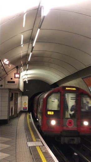 1992 Stock Central Line train arriving at Bank for Epping