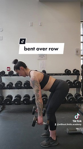 a bent over row is CHALLENGING! and is a common exercise that needs a few tweaks before getting it 💯 here's a tip on how to protect your low back when performing a db bent over row #lowbackrelief #lowbackinjury #lowbackinjuries #lowbackpain #lowbackrehab #lowbackpainrelief #wla #withoutlimits #withoutlimitsacademy #womentraining #womentrainer #bentoverrowform #bentoverrowtechnique #bentoverrowworkout #mysessions