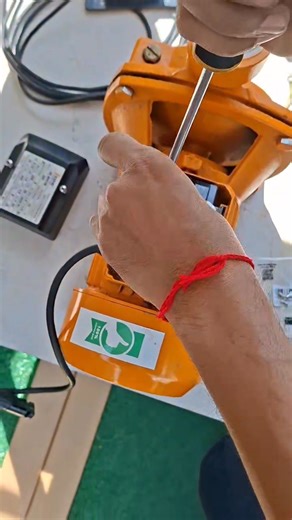 ☑️ มาดูวิธีติดตั้งตู้คอนโทรล เข้ากับปั๊มหอยโข่งกันค่ะ ​ตู้คอนโทรลเป็นอุปกรณ์สำคัญที่ใช้รวมและจัดระเบียบอุปกรณ์ควบคุมระบบไฟฟ้าและเครื่องจักรให้อยู่ในจุดเดียว เพื่อความปลอดภัยและความสะดวกในการดูแลระบบ ควบคุมปั๊มน้ำให้ทำงานตามกำหนดที่เราต้องการ 🔷️ช่องทางการติดต่อ🔷️ LINE 🆔️ : @siamsak (มี@ด้านหน้า) โทร ☎️ : 064-9393789 แผนที่มาหน้าร้าน เปิดทุกวันจันทร์-เสาร์ 8.00-18.00 https://share.google/y6iuT4BONgVFEaIJ5 #ตู้คอนโทรล #ตู้ควบคุม #ปั๊มหอยโข่ง #วิธีติดตั้งตู้ #ควบคุมมอเตอร์ #ตู้สั่งทำ #รับประกอบตู