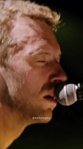 Coldplay Live 2012: Yellow Performance in Paris