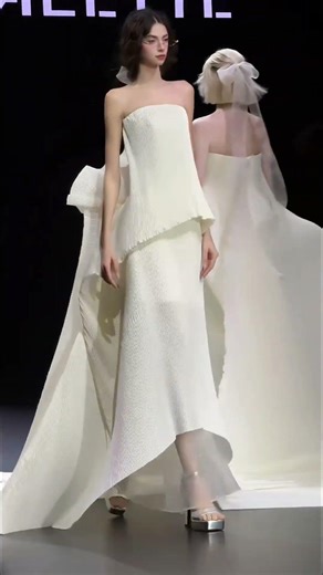 Modern Bride: The Most Unique Wedding Dresses of the Year 👰‍♀️