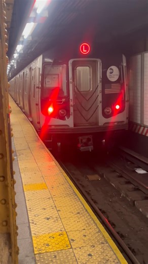 R143 (L) Train leaving 14 Street Union Square