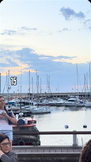 Pau | Adventure & Motorbike Travel on Instagram: "EXPERIMENTO SOCIAL: 30 SEGUNDOS EN 🇺🇾 ¿Cuándo nace un bebé uruguayo le asignan un mate? 😬 Sin duda una de las cosas que más me llamó la atención, y que todavía me sigue llamando, fue cuando llegué al aeropuerto de Montevideo. Salí y vi a decenas de personas esperando a familiares y amigos… ¡todas con el termo debajo del brazo! Acá es una costumbre, un punto de encuentro, una excusa para parar. Da igual si estás esperando a alguien, caminando, 