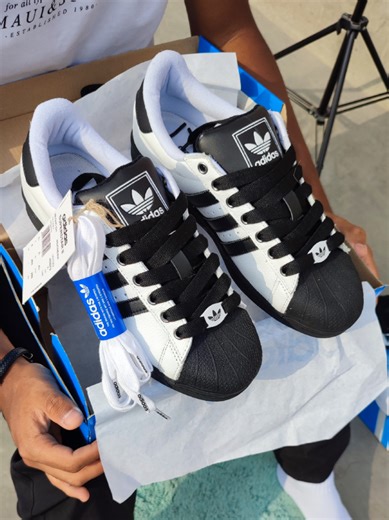 llegaron las Superstar 2 🖤con sus pack de pasadores CHUNKYs y todos sus accesorios , materiales cuero vacuno 🐄 y planta de caucho cosidos 🎁 contraentrega . . . #chunky #adidassuperstar #fypシ゚ #parati #review