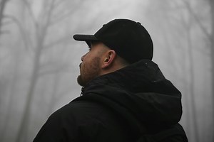 No es un error: esta chaqueta Geographical Norway por 35 euros es tan ligera que podemos llevarla en la maleta