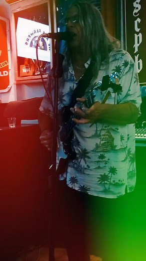 Rock-'n'-roll Dundee rocking out with the Mighty Quinn boys last Saturday! It was great to see you Bruce!! | Janelle Steed