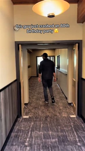 How in tf do he know this? I don't even know how to do this dance! omg, wow.....