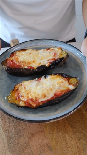 Cotto al Dente on Instagram: "🍆 Melanzane alla parmigiana in friggitrice ad aria Una ricetta leggera e facilissima da fare, perfetta per l’estate! Ti servono solo pochi ingredienti e 20 minuti in friggitrice. Ingredienti: – 1 melanzana – 10 pomodorini – Olio extravergine d’oliva – 1 spicchio d’aglio – 30 g scamorza – Parmigiano Reggiano grattugiato Procedimento: 1. Taglia la melanzana a metà e incidi la polpa a losanghe. Spennella con un filo d’olio. 2. In un contenitore adatto alla friggitrice