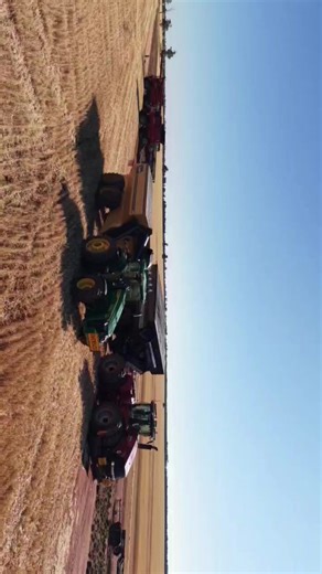 Harvesting with John Deere Chaser Bins in Australia