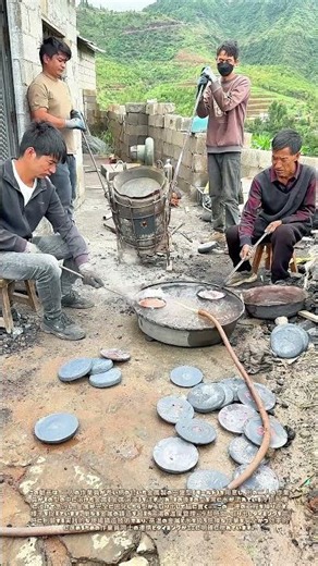 長柄の金属円盤型で溶湯を受け止め、水槽で冷却し固化後に取り出す：連続的な鋳造サイクルの手作業