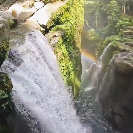 Hiking to Klosay Waterfall will make you a believer in fairy tales 🌈. This 2x1 experience involves meeting the Alto Chorro Ngäbe-Bugle indigenous community and venturing into Bocas del Toro's untouched rainforest until reaching this breathtaking canyon and its crystal-clear river. We dare you to describe Klosay Waterfall in one word 👇. Explorar Cascada Klosay te hará creer de nuevo en cuentos de hadas 🧚‍♀. Esta experiencia 2x1 incluye visitar a la comunidad indígena Ngäbe-Buglé de Alto Chorro