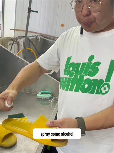 Clean your slippers this way — easy, quick, and super effective! 🧼🩴 You’ll never go back to the old method! #CleaningHacks #PracticalTips #SlipperCleaning #LifeHacks #SmallTrickBigImpact