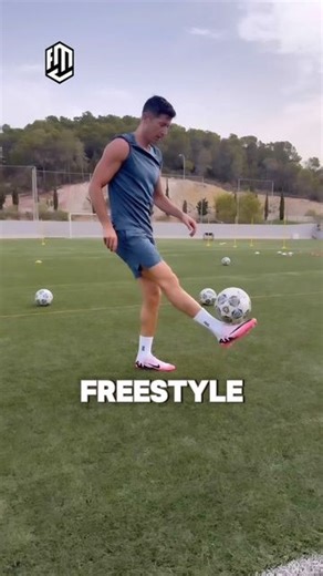 Football Motivation | Football Tips | Mentality on Instagram: "Comment “yes” and we’ll send access to our football training guides! 🫶⚽️ If I were a footballer with just one hour to train after school, here’s how I’d make the most of it: Start with a quick 10-minute warm-up, including a light jog and dynamic stretches, focusing on any tight areas to prevent injuries. Then, dedicate 10 minutes to freestyle juggling to enhance ball control and footwork. For the next 20 minutes, work on long-distan