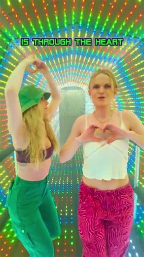 twinning aliens👽💛 #newmusic #alien #beinghuman #starfam #fyp