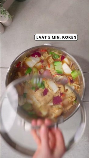 Groentesoep maken met gyoza en crispy chiliolie | #shorts | Allerhande