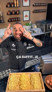 Ciao ragazzi Aujourd’hui, je vous montre trois recettes de pâtes différentes toutes à base de sémoule de blé dur extra fine et pas de farine, attention, c’est très important! Première recette Seulement sémoule et eau, sans œufs. C’est la version classique du sud de l’Italie, plus légère, mais avec une très bonne tenue surtout si la sémoule est de qualité Deuxième recette Trois œufs par kilo ou même quatre si vous voulez! Une pâte souple, savoureuse, facile à digérer… Franchement, c’est ma préfér