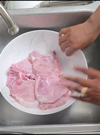 seasoning pork chops #cooking #food #delicious #cookingchannel