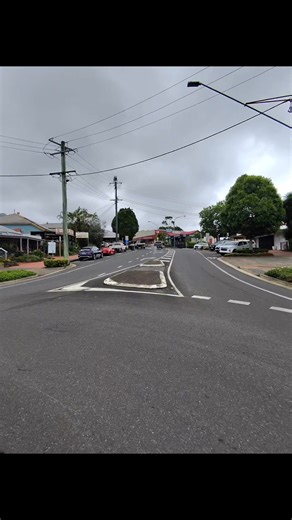 🌿 Maleny, Queensland – Hinterland Magic with a View Rolling through the lush green hills of the Maleny hinterland and wow… this place hits different. 🌄 📍 Population: Around 3,500 locals call Maleny home — a tight-knit creative community perched in the Sunshine Coast Hinterland. 📖 History: Originally home to the Jinibara people, Maleny was settled by Europeans in the late 1800s. The area boomed through timber cutting and dairy farming, and you can still feel that strong agricultural backbone 
