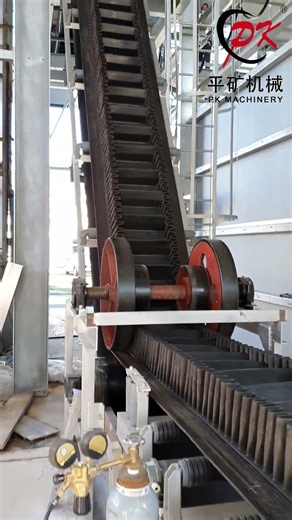 Vertical Sidewall Belt Conveyor On-Site Test Run | Large Angle Bulk Material Conveying