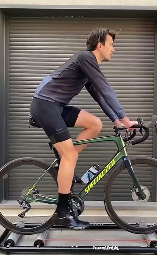 The balance roller or roller is a very basic type of training roller.