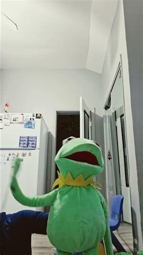 chuck e cheese frog puppet