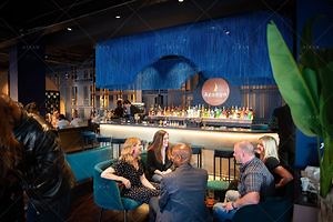 [Hot Item] Modern Bar Furniture Stunning Bar Counter Oval Shape Modern Bar Counter with LED