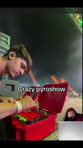 Crazy pyroshow #pyro #concert #fireworks #firkworkbutton #lightshow
