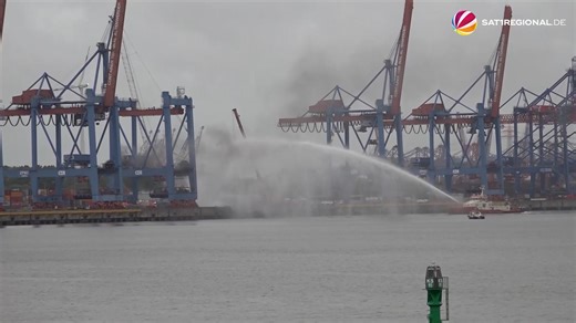 Auf dem Terminal Altenwerder ist am Donnerstagmorgen eine Containerbrücke in Brand geraten.Zunächst hatte die Feuerwehr die Flammen von der Wasserseite aus bekämpft. Im Verlauf wurde ein Spezial-Teleskopkran von der Landseite aus eingesetzt. Damit kamen die Rettungskräfte bis an die Führerkapsel und konnte sechs Arbeitende in Sicherheit bringen. Verletzt wurde nach Angaben der Feuerwehr niemand. | 17:30 SAT.1 REGIONAL